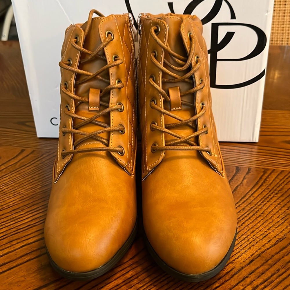 CENTRO POINT BOOTIES. NWT. SIZE 8.